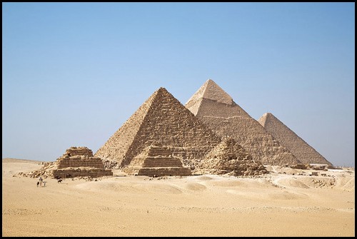 11. piramides con mastabas.jpg