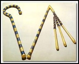 25. baston y latigo de Tutankamon.jpg