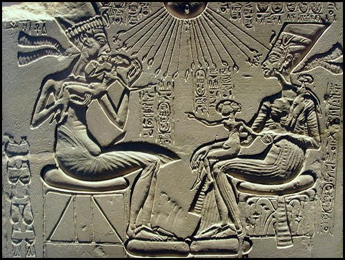 87. AkhenatenC_Nefertiti_and_their_children.jpg