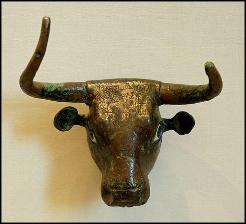 38. Bull_head_Telloh_Louvre de cobre y lapislazuli.jpg